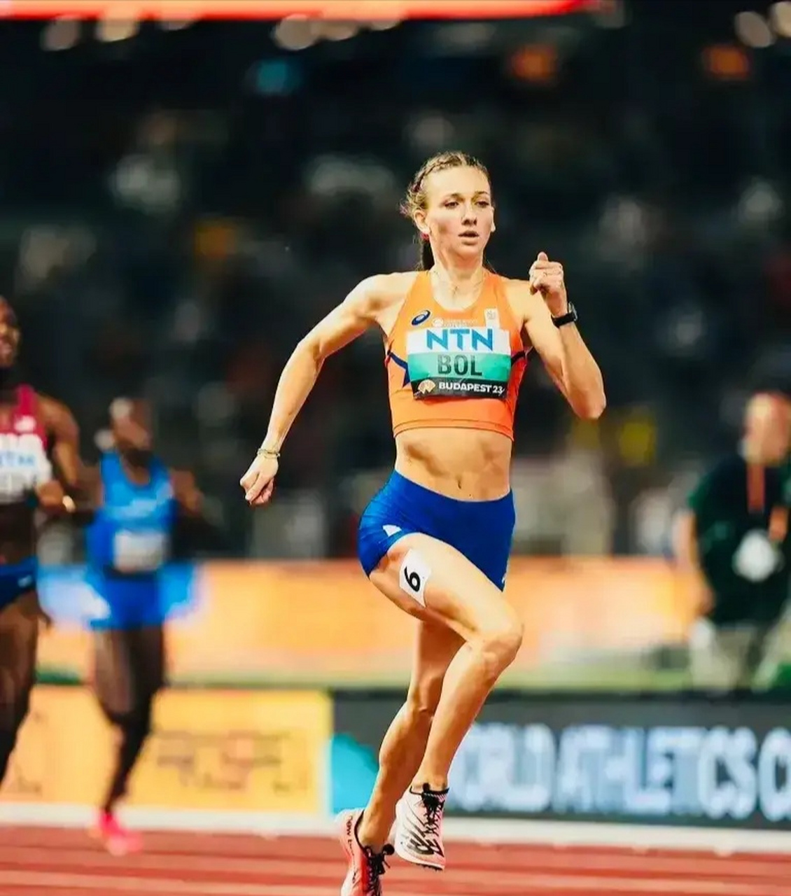 美洲田径运动员勇夺女子接力赛金牌