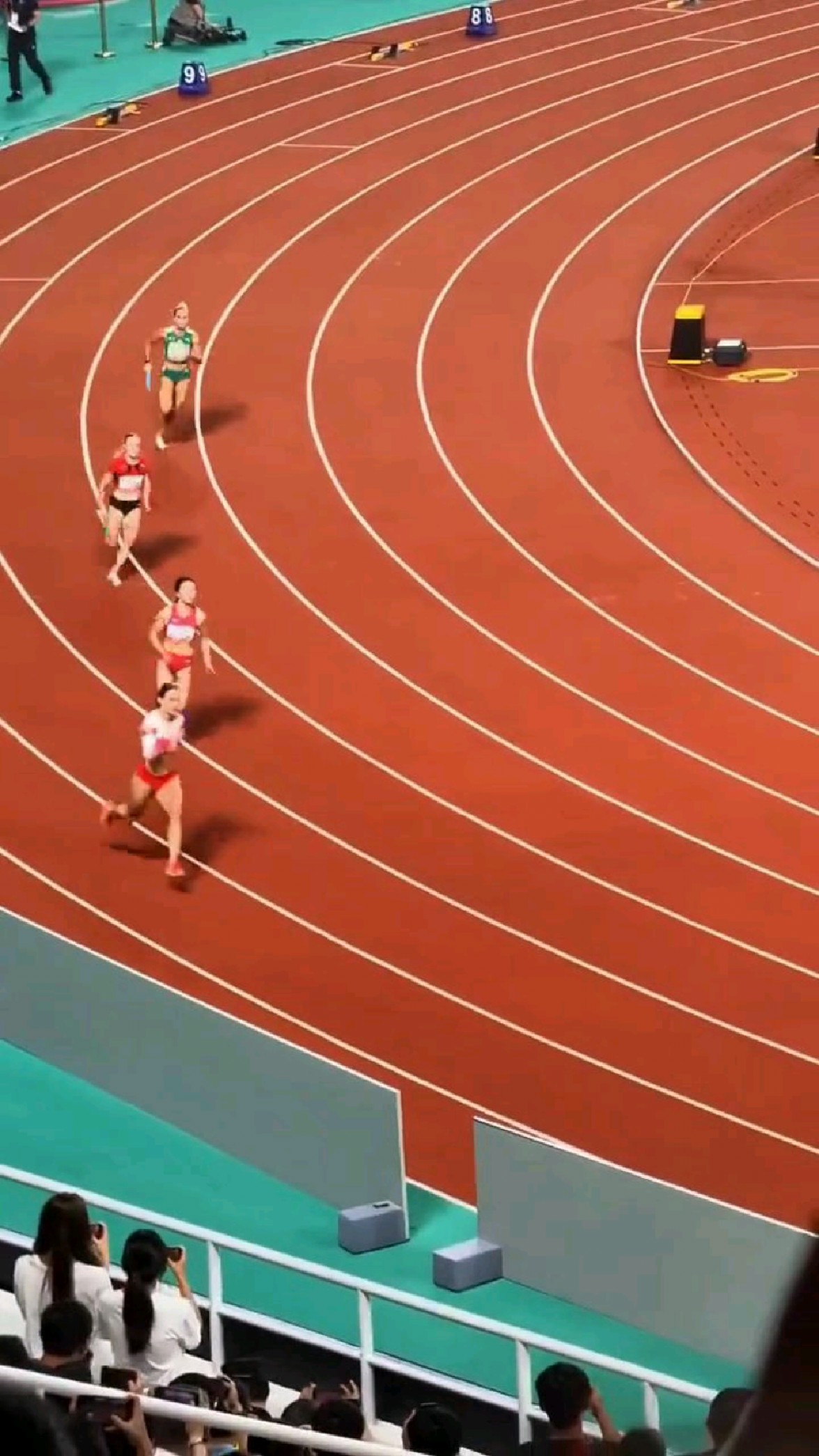 美洲田径运动员勇夺女子接力赛金牌