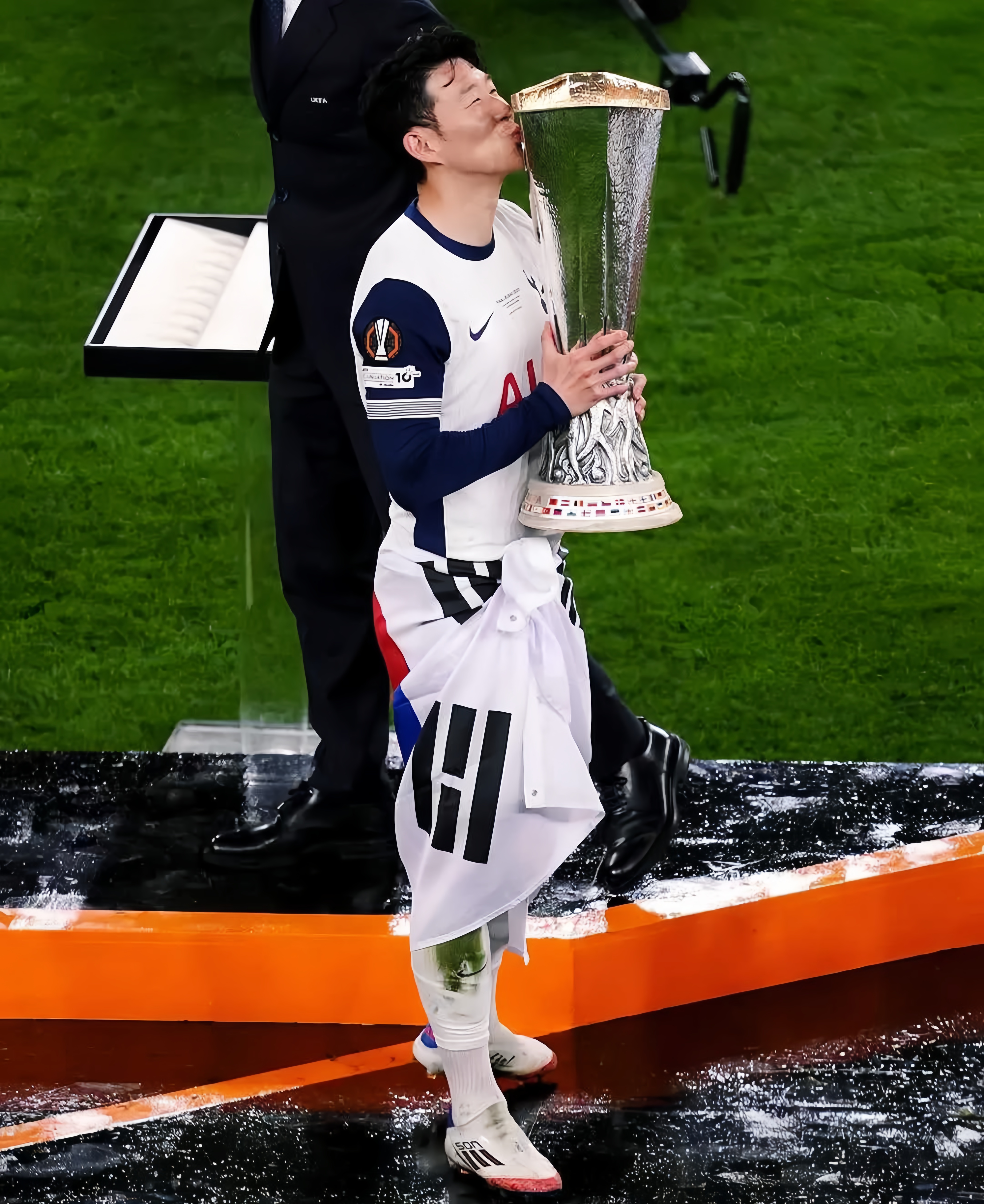 包含热刺宣布签下巴萨罗纳教练助阵热刺的词条