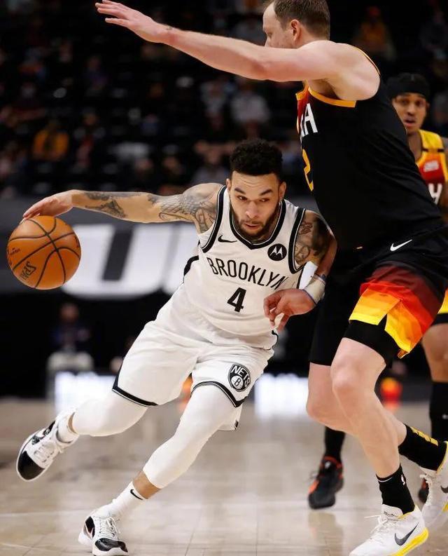 包含约翰逊厄尔-克拉克团结助篮网大胜老鹰，终结两连败的词条