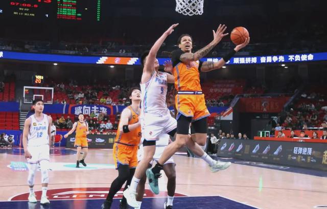 关于上海队在比赛中展现出了强大的实力和团队合作的信息