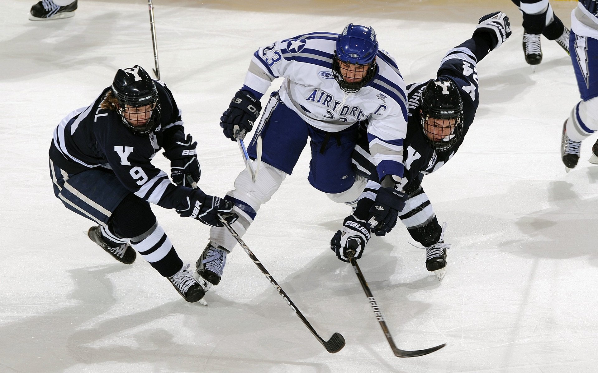 库里攻防两端统治，雄鹿节奏掌控尼克斯，现代篮球的战术博弈