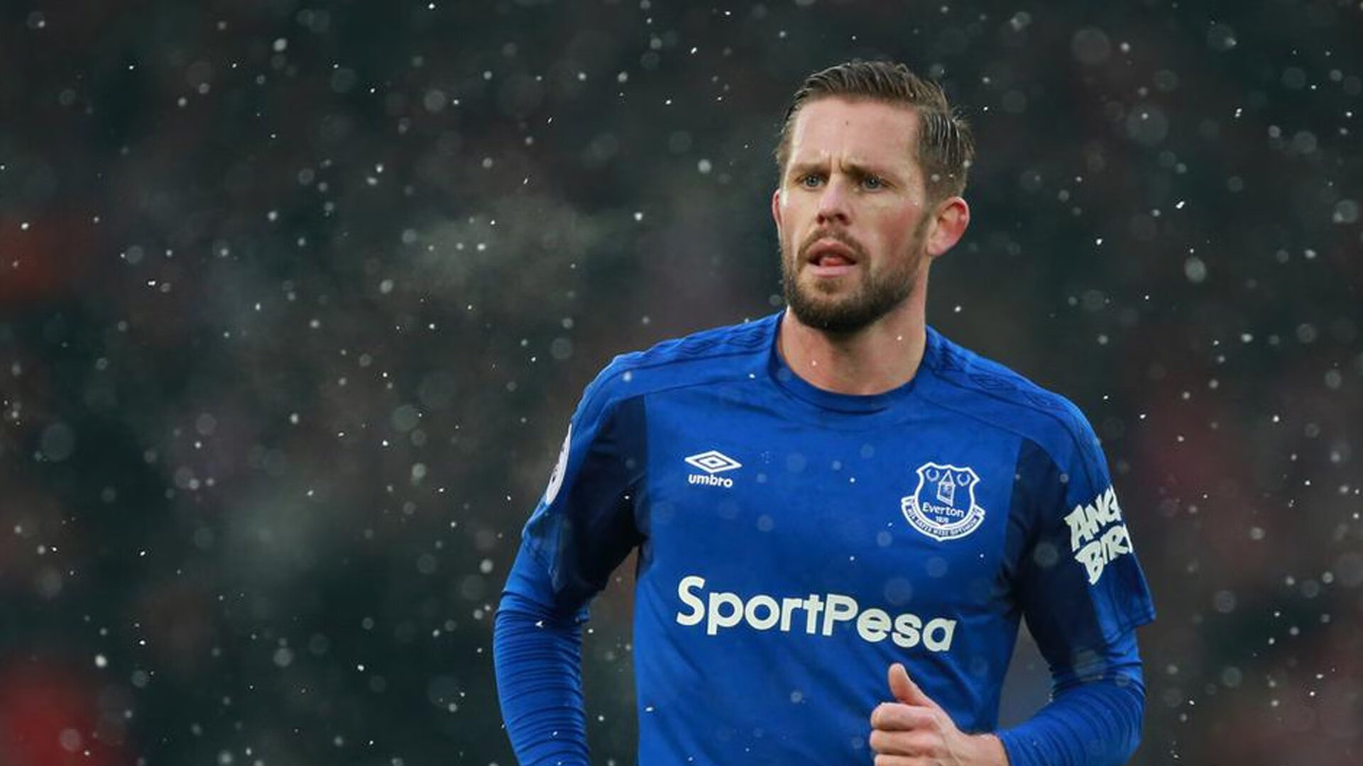 F1引擎轰鸣时，库里在末节赛道完成超车