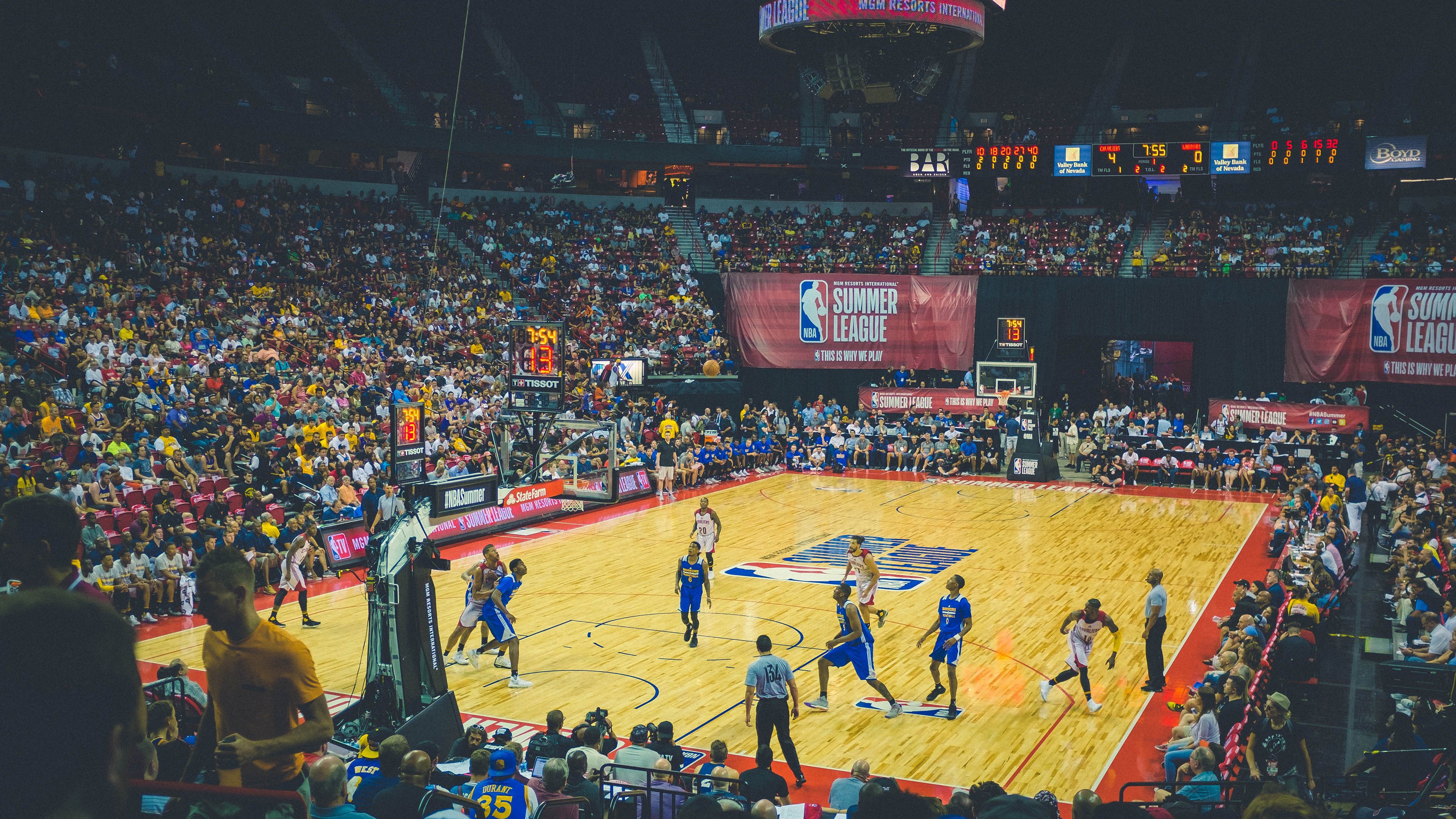 哈利伯顿爆发,开拓者封锁广东队,一场跨越时空的篮球对话